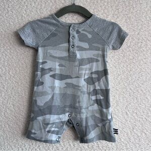 Splendid Infant Gray Camo Cotton Blend Short Sleeve‎ Romper Size 0-3 Months